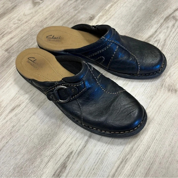 Women’s Clarks Black Stitched Leather Slip-On O-Ring Adorned Clog Mules / Size 9 - Picture 1 of 5